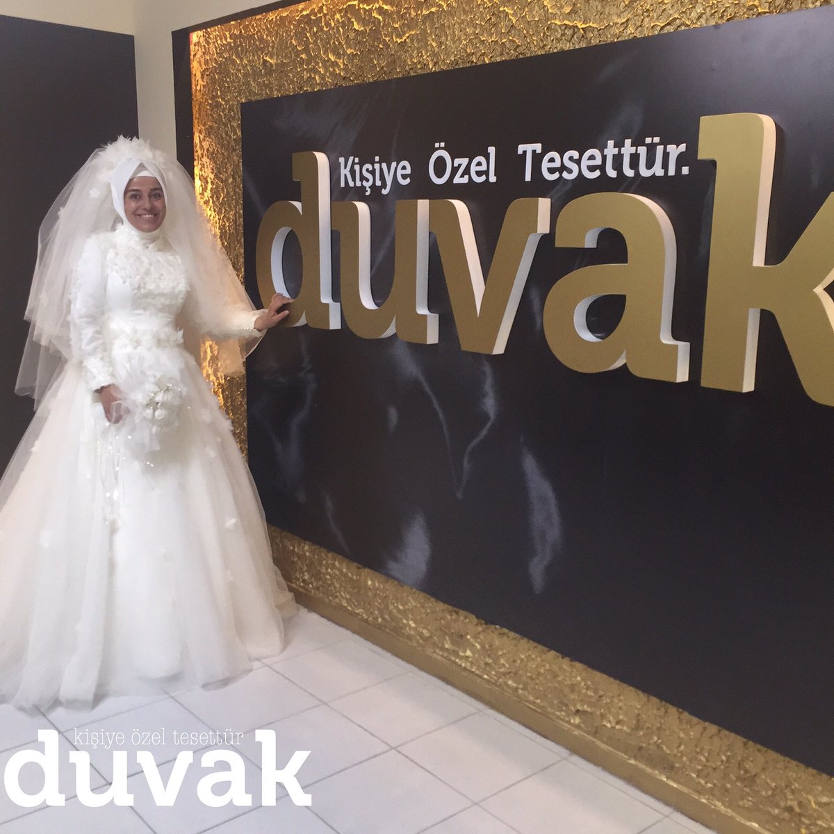 Üç boyutlu çiçeklerle süslediğimiz retro tarz gelinliği Berna Hanım'a çok yakıştı. Mutluluklar dileriz.