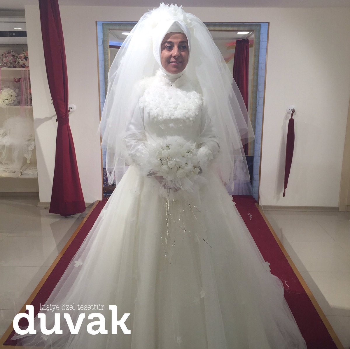 Üç boyutlu çiçeklerle süslediğimiz retro tarz gelinliği Berna Hanım'a çok yakıştı. Mutluluklar dileriz.