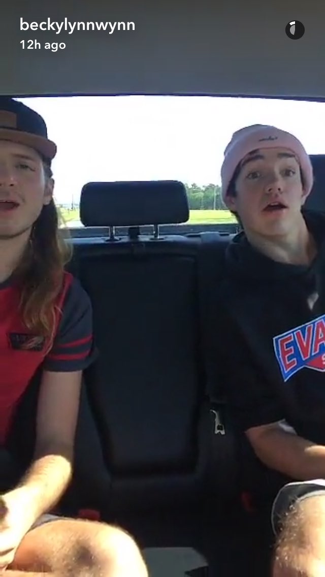 standartfn's tweet photo. The faces u make when ur out of chicken nuggets @AaronCarpenter https://t.co/hx0x1mnNHq