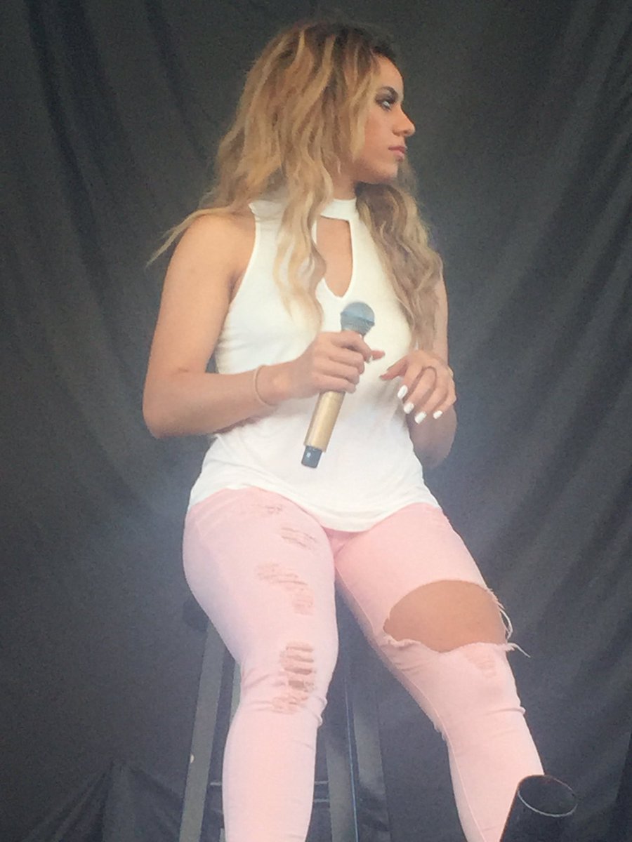 cmilasorgasm's tweet photo. Nessas fotos podemos ver claramente o grande amor da minha vida chamado Dinah Jane #727TourDarienLake https://t.co/bkByZD2tHe