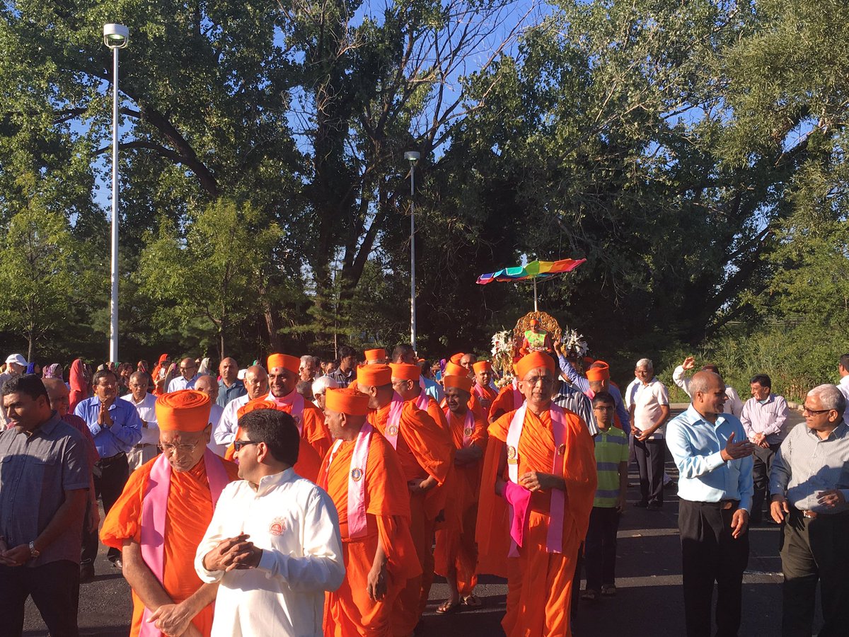 SGadiNewJersey's tweet photo. #AcharyaSwamishree's welcome parade! #Sgadi #Welcome #Vicharan2016 https://t.co/QAVce1joQ3