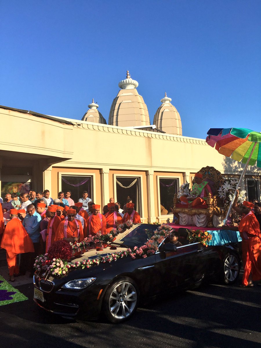 SGadiNewJersey's tweet photo. #AcharyaSwamishree's welcome parade! #Sgadi #Welcome #Vicharan2016 https://t.co/QAVce1joQ3