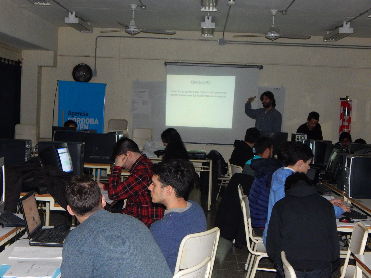 agenciacbajoven's tweet photo. #EstaTarde practicos en 5ta clase de la #EscuelaDeProgramacion #php https://t.co/eUjfFzf9OY