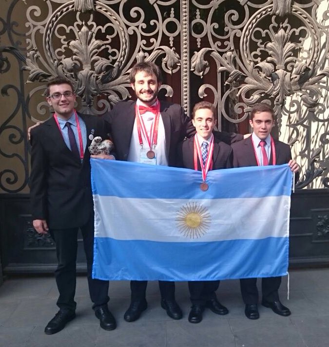 programaOAQ's tweet photo. El equipo argentino luego de la ceremonia de clausura de la #IChO2016 Vamo' lo pibe! https://t.co/M2c2koqiBd