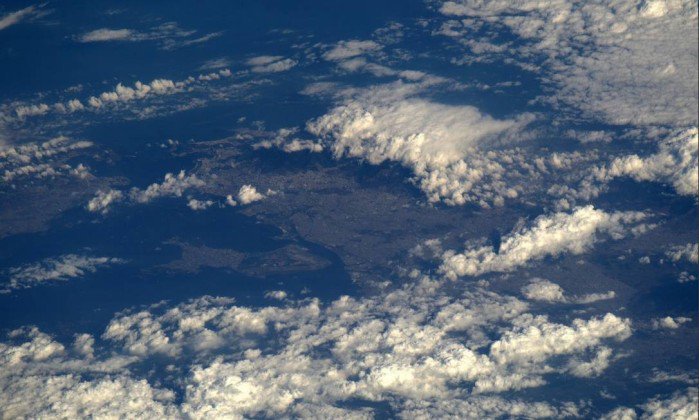Às vésperas da Olimpíada, astronauta fotografa o Rio do espaço. glo.bo/2aBhWLT  #Rio2016