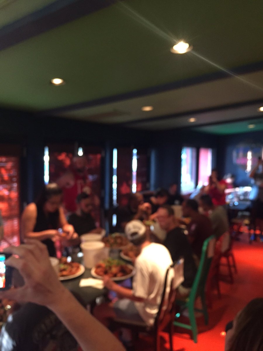 RealAleSA's tweet image. Just a normal Wednesday @HotJoySA. Wings Wednesday eating contest.