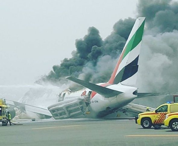 Voo da Emirates Airline sofre acidente durante pouso no aeroporto de Dubai. glo.bo/2aN4704