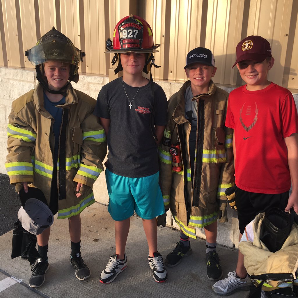Paragiggles's tweet photo. Thanks Travis Maher for lending me your kiddos!!!! 👍 https://t.co/fefTNwA80Q