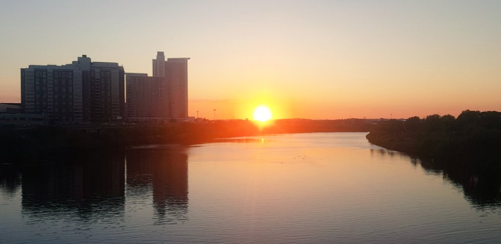 NikkiYankowski's tweet photo. What a sunset! #harvardbridge #boston #sunset https://t.co/bEY9mR1Xnh
