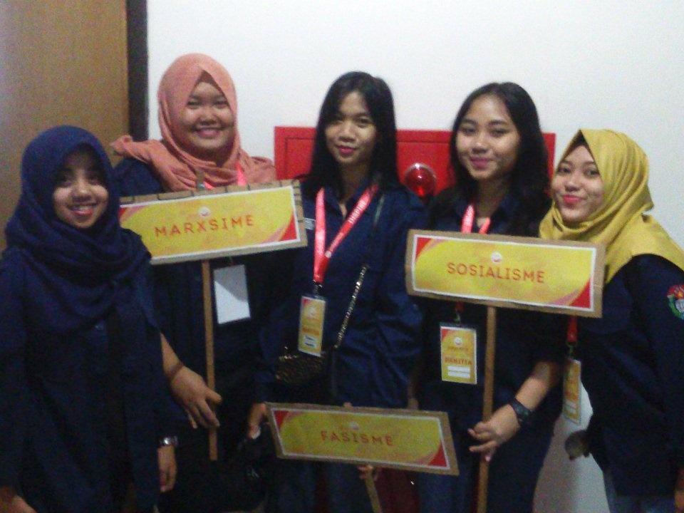 Polgovisme2017's tweet photo. Semangat debatnya tim Fasisme vs Sosialisme!🙌🙌🙌 https://t.co/Bagakg6lhL