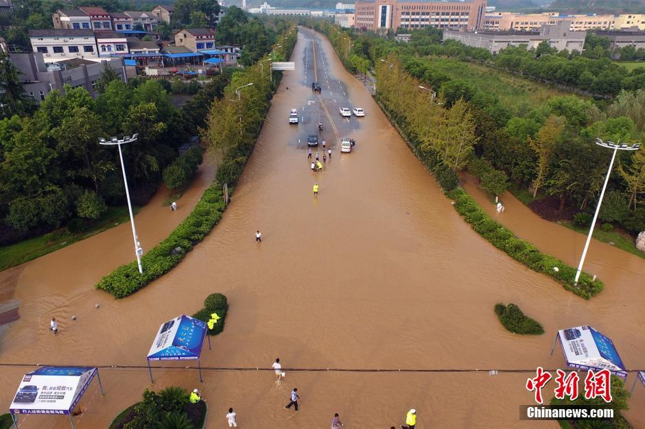 CNS1952's tweet photo. 【航拍湖北宜昌遭暴雨袭击 公路成“黄河”】After #TyphoonNida, torrential rain hits South and Central #China https://t.co/rCGs6vH03N https://t.co/jr6HIM9NhM