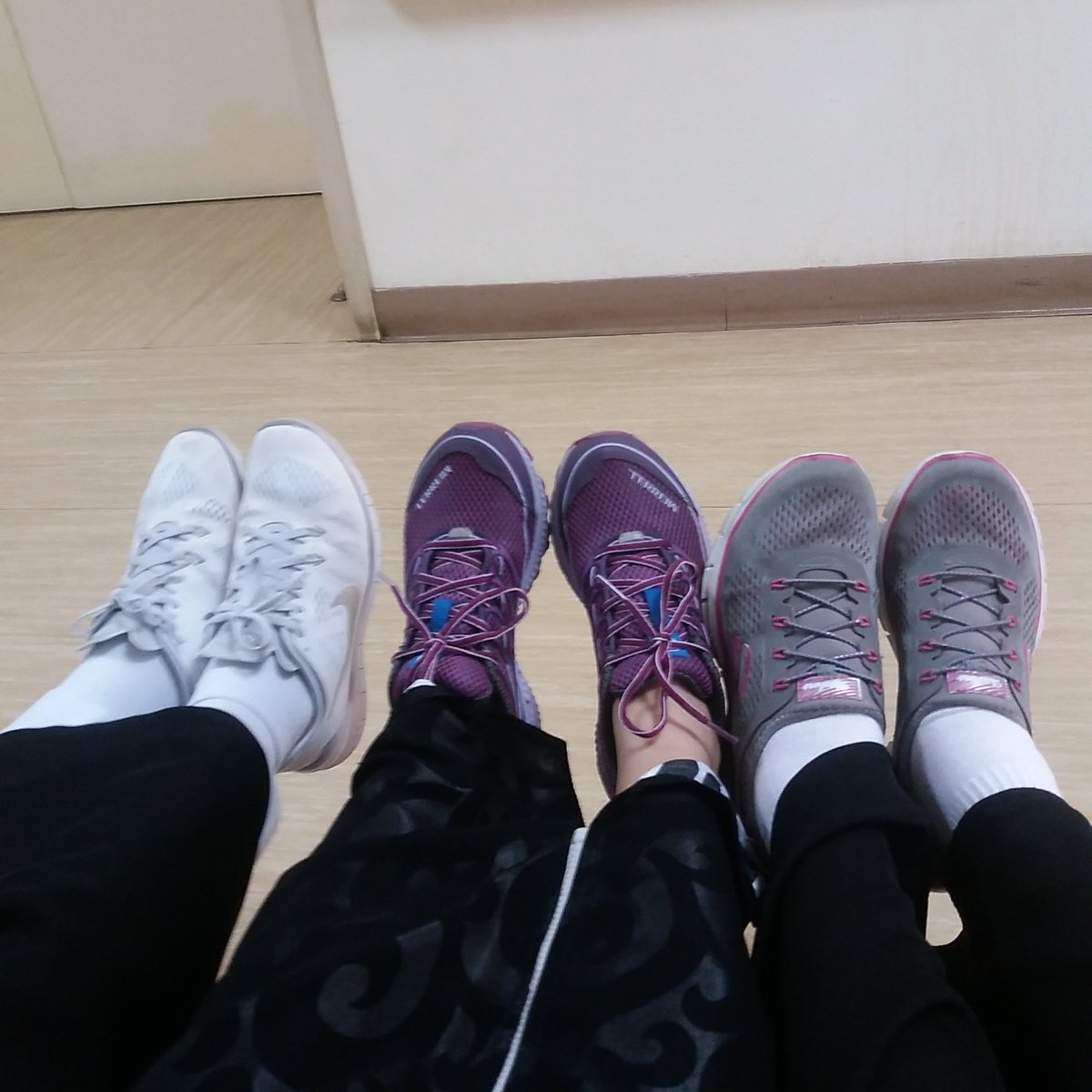 geehmitch's tweet photo. ang manas.. ang piki... at ang puti... #shoes #snap #Sapatos https://t.co/9sYJz1xxDm