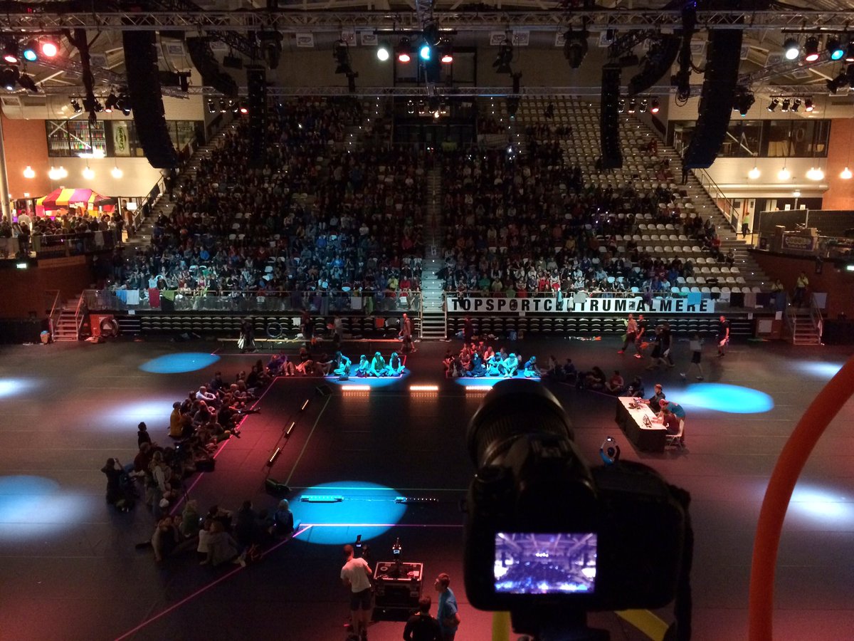 ErwinBudding's tweet photo. Latertje @European Juggling Convention  2016. Met @TSRgeluid #Almere #juggling https://t.co/yu5oOZZm8C