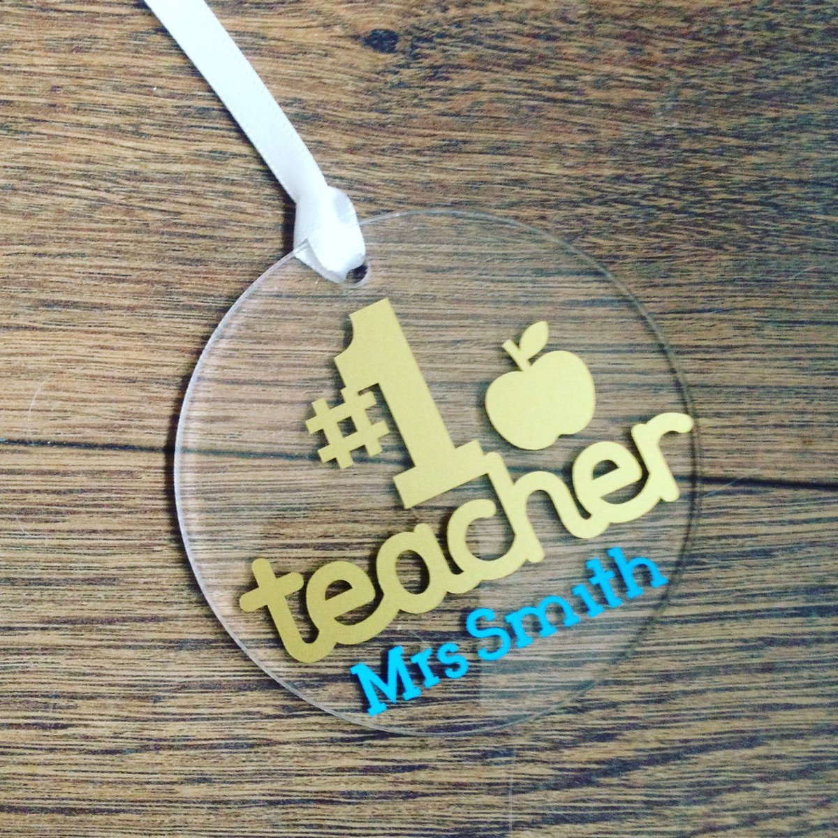 PrettyFlamingoD's tweet photo. Personalised teacher gift, teacher gift, end of term, hanging … https://t.co/LgYahyvpU3 #PrettyFlamingoDesign #Vinyl https://t.co/JZANnjZviw