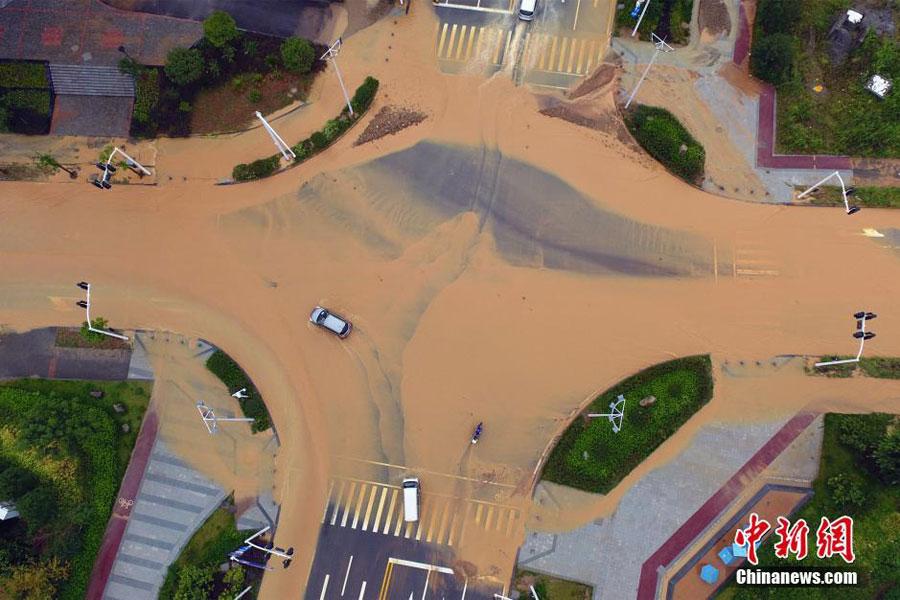 Echinanews's tweet photo. After #TyphoonNida, torrential rain hits South and Central China again ☔ https://t.co/gwt1N5yt34