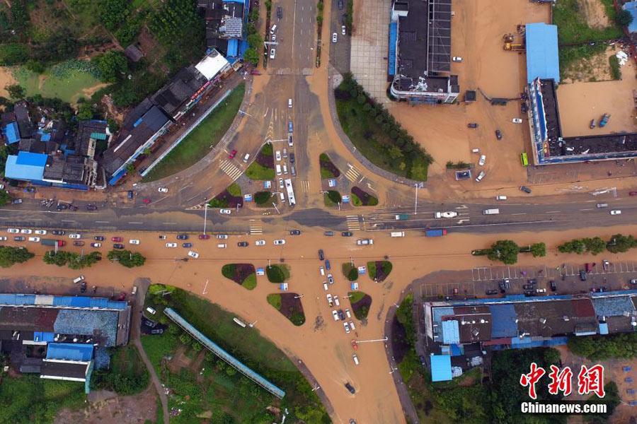 Echinanews's tweet photo. After #TyphoonNida, torrential rain hits South and Central China again ☔ https://t.co/gwt1N5yt34