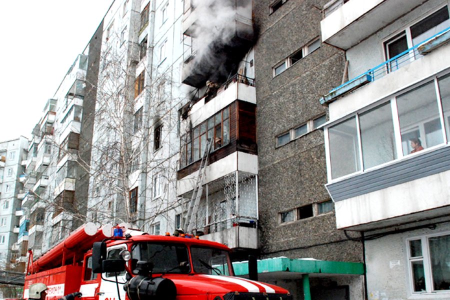 Пожары в жилых многоквартирных домах. Пожар. Пожар в многоквартирном доме. Пожар в городе. Пожар на балконе.