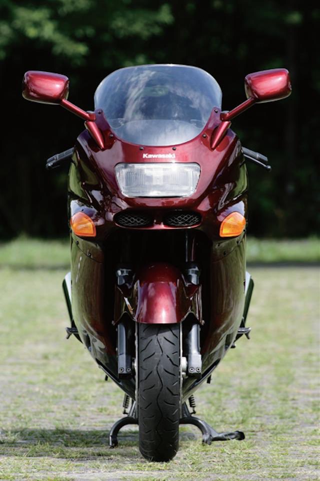 カワサキ ZZR1100 [D]の解説。 正面のツインラムエア、カッコイイよ