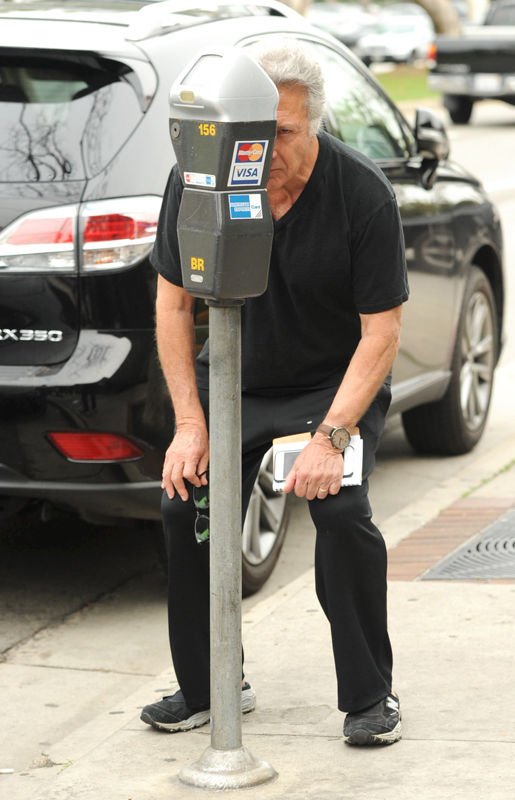 BBW_BFF's tweet photo. my favorite folder on my computer: Dustin Hoffman Fucking With Paparazzi https://t.co/VKOESwglXV