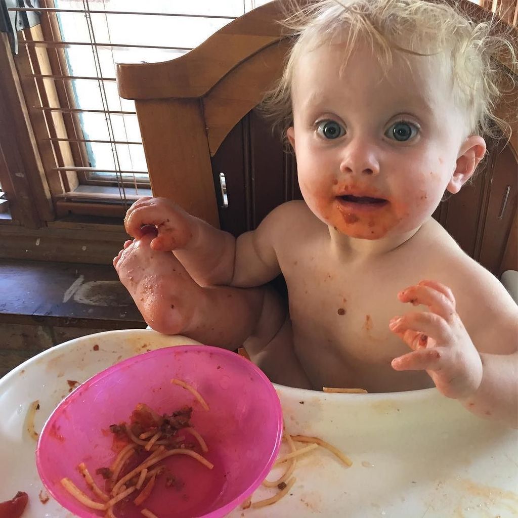 Slohran's tweet image. That time when you are so hungry 2 hands is just not enough 😂 ift.tt/2anyuYs