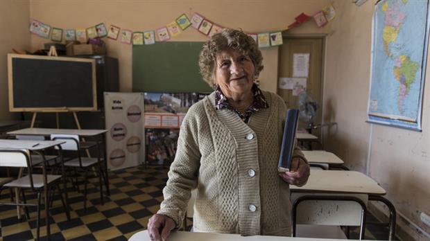 PromoverCultura's tweet photo. Abanderada a los 89 años: cuando el deseo de superación es más fuerte.  https://t.co/YD6hjwzvGz https://t.co/qUyjgGM230