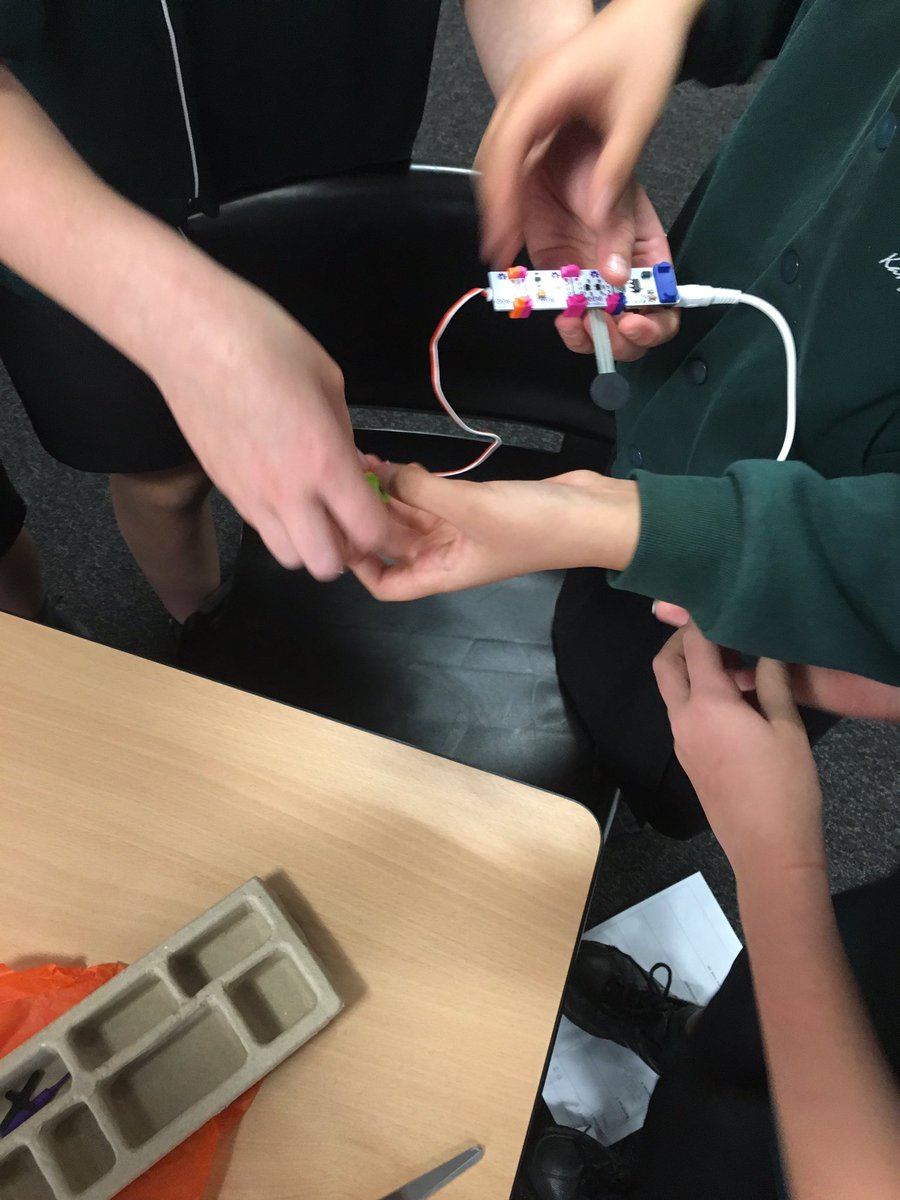 DavidGall1's tweet photo. Exploring connections with year 4s #bcetech https://t.co/hW1e3fCig7