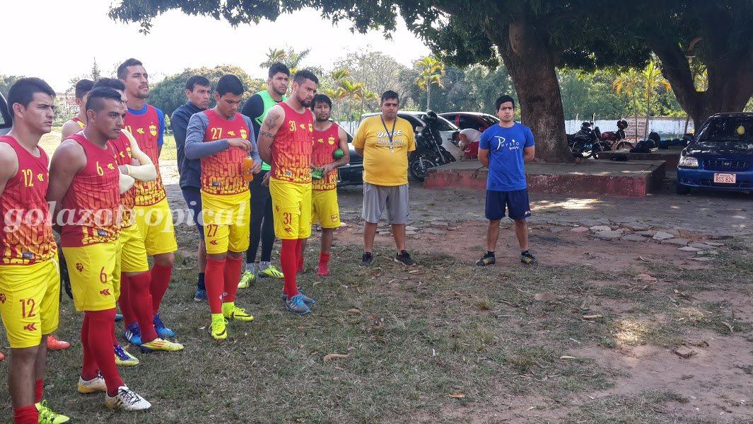 Jugadores <a href="/CColonCampeon/">CColonCampeon</a> en la presentación del nuevo DT Aldo Florentin, que fue el técnico campeón 2014 #PrimeraB