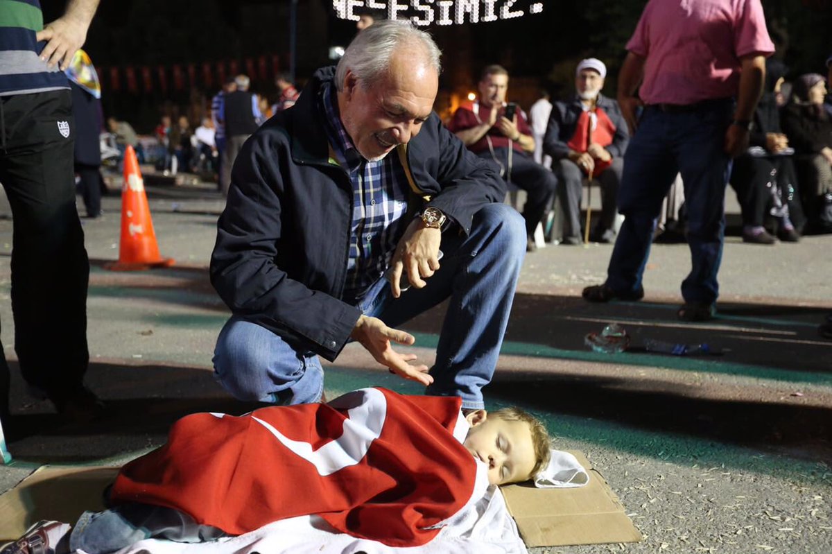 Ömrün uzun olsun çocuk!!
Saat 02.30 Milli irade bekçisi minik yavrumuz,uyuyakalmış ama nöbet mahallini terketmemiş.