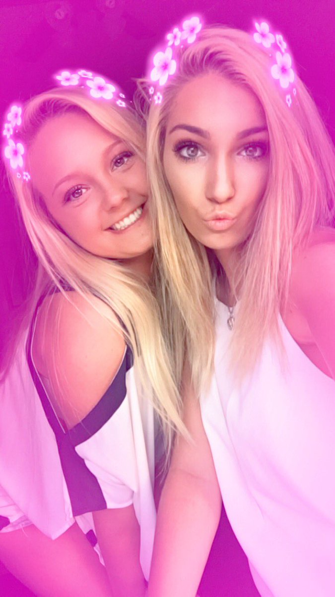 kaliilynnn's tweet photo. Happy #NationalGirlfriendDay to my girlfriends/kids. Love ya crazies 😍💖 @breebaya @marytyson97 @twitterlesschloe https://t.co/OqlRbrzehz