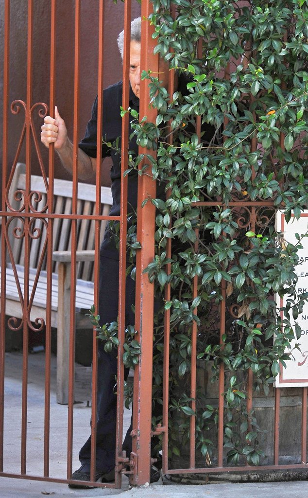 BBW_BFF's tweet photo. Dustin Hoffman fucking with paparazzi, cont. https://t.co/GIr3MHrFIh