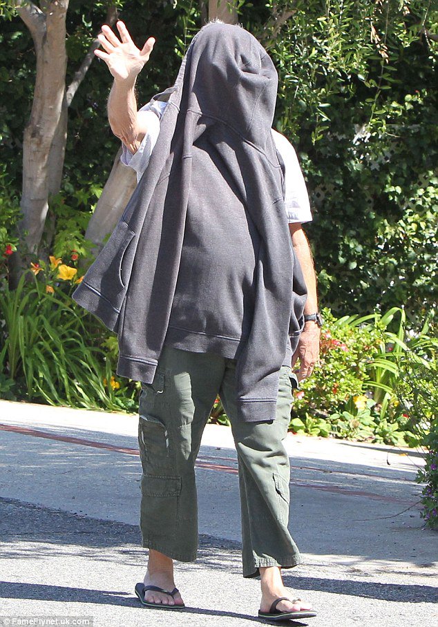 BBW_BFF's tweet photo. Dustin Hoffman fucking with paparazzi, cont. https://t.co/GIr3MHrFIh