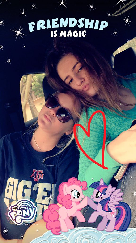 kaliilynnn's tweet photo. Happy #NationalGirlfriendDay to my girlfriends/kids. Love ya crazies 😍💖 @breebaya @marytyson97 @twitterlesschloe https://t.co/OqlRbrzehz