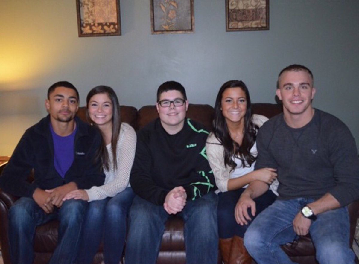 PandemicJones's tweet photo. #NationalGirlfriendDay 🚶 https://t.co/LCEcm7GM2y