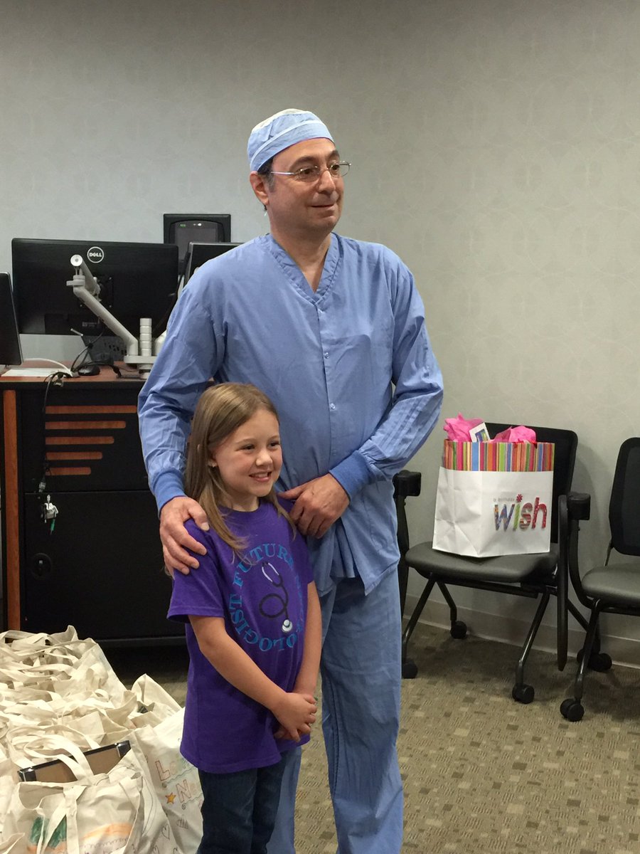 KENNTINA's tweet photo. Working with the best in the field!  @hnp1995 #inspiringouryouth #futureneurosurgeon https://t.co/o5yOiWb064
