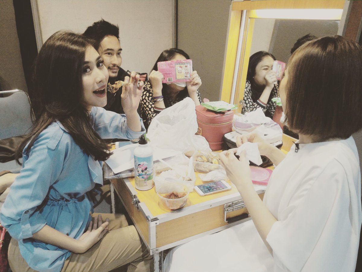 dahSyatMusik's tweet photo. Kalau yg lain pada asik ngobrol nah cuma @RealSyahnazS yang narsis dan sadsr kamera hihi #DahSyatDiHati https://t.co/pj5PegTojr