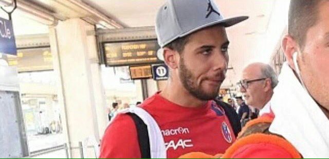 KiffeJme's tweet photo. Quand tu veux pas répondre au msg de quelqu'un et qu'il commence à t'envoyer "Cc" "T la" 😑😕 https://t.co/3XYP25Rd8t