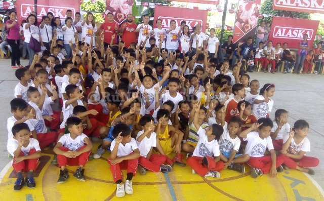 RuNNiNG_SuPLaDo's tweet photo. #AlaskaPowercamp Brings Smile to the Kids of Tacloban City through basketball! https://t.co/oInYdQqMVm @PlayPH https://t.co/fQlAnZdKrU