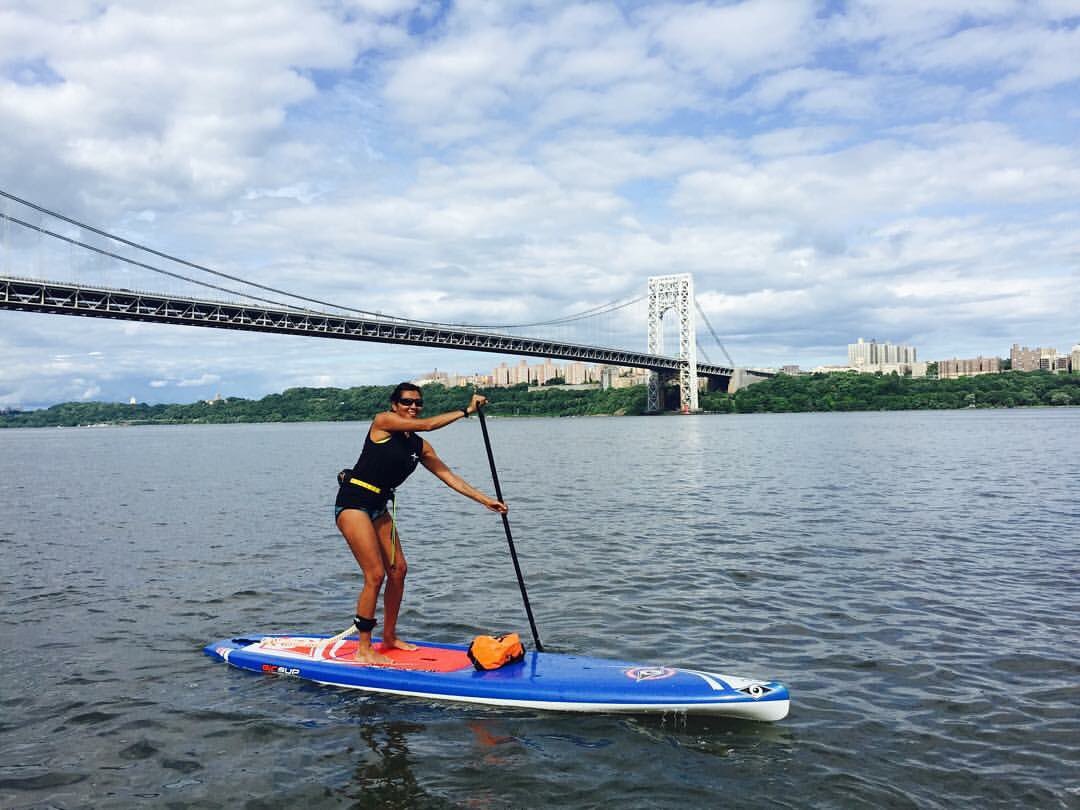 manhattankayak's tweet photo. Sup paddleboarders of the world? This is 1st place Women's SUP 2.5 miles winner Zahra training on the Hudson https://t.co/fZhZGSkkB3