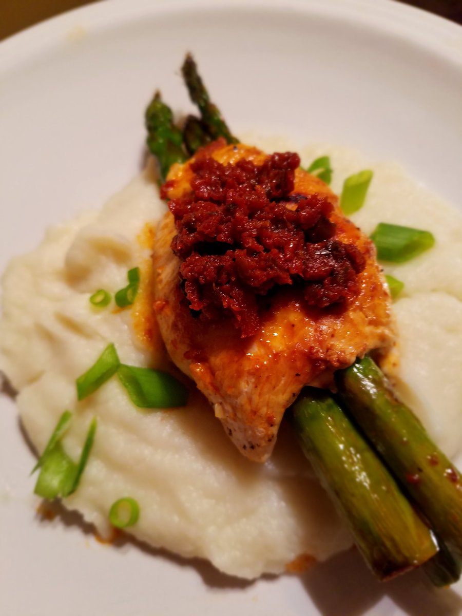 kelspalate's tweet photo. Asparagus wrapped in pesto sun-dried tomatoes chicken with mashed cauliflower  #foodporn #cooklife #kelspalet https://t.co/WUDyPH8IYb
