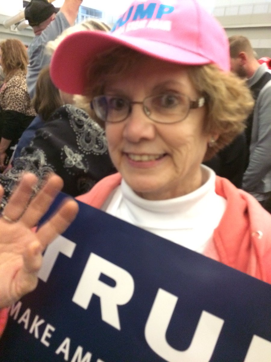 RealRobClark's tweet photo. Gold Star Mother Connie Clark @realDonaldTrump https://t.co/YVyjbdFamJ