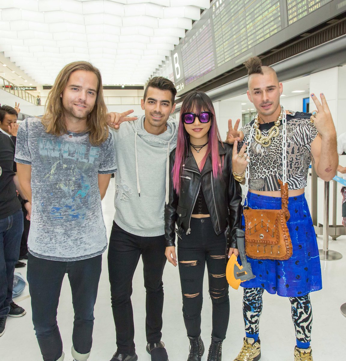 Dnce Japan 明日発売 Dnce 日本デビュー シングル ケーキ バイ ザ オーシャン ついに明日発売 Dnce初来日 Revivaltourtokyo 最新情報は T Co Bgyem8odla