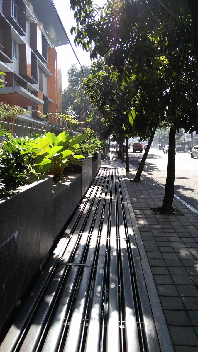ary_is_mail's tweet photo. Pemanfaatan ruang diatas sal.drainase membuat trotoar lebar, aman &amp; nyaman (lok: Jl.A.Yani) #TrotoarHakPejalanKaki https://t.co/j9fYFf2ExK
