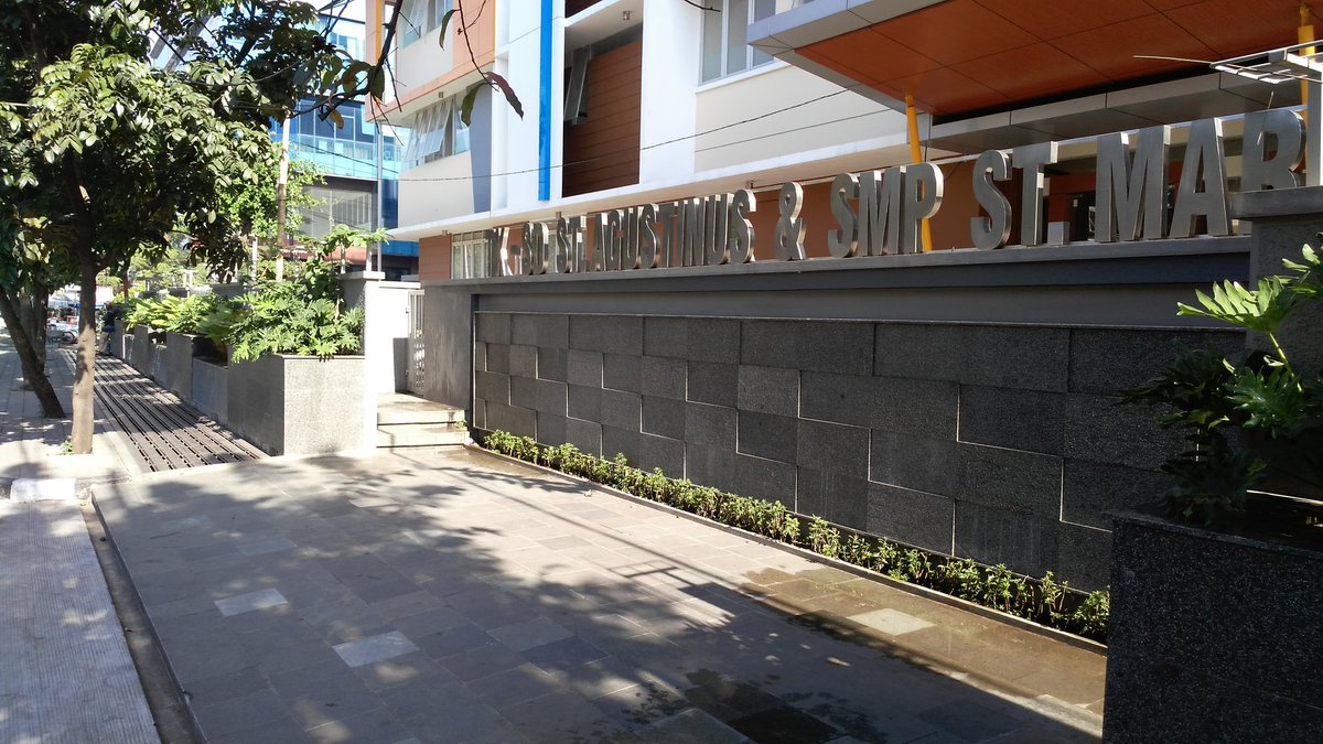 ary_is_mail's tweet photo. Pemanfaatan ruang diatas sal.drainase membuat trotoar lebar, aman &amp; nyaman (lok: Jl.A.Yani) #TrotoarHakPejalanKaki https://t.co/j9fYFf2ExK
