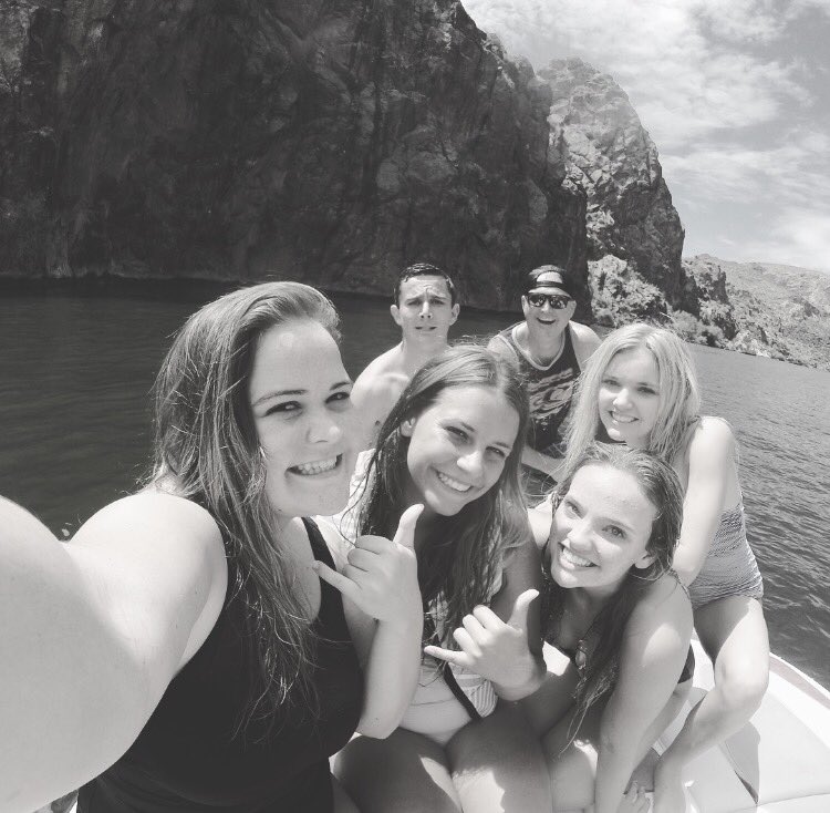 whitneyjeannnnn's tweet photo. lake days😎☀️🏄 https://t.co/RtNMxVX4rz