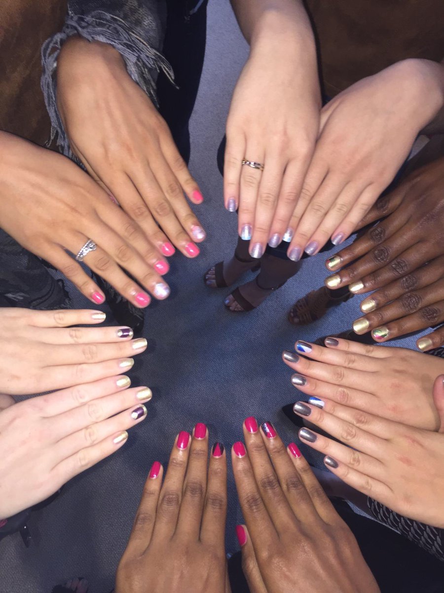 SinfulColors's tweet photo. It’s #SinfulColors #kj hands by #edit17 #summernails #summershades https://t.co/2pXDdZEdNB