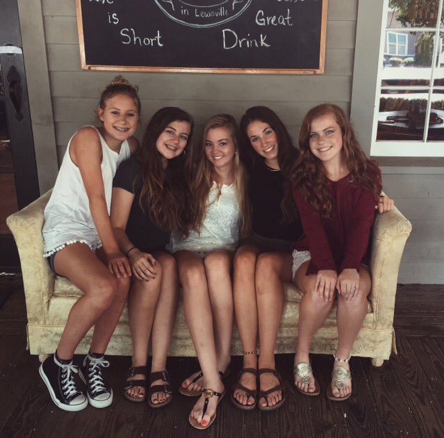 kasiewelchh's tweet photo. happy #nationalgirlfriendday to my 4 gf's #ipull #juicin {@meghancoats } https://t.co/Un4nNijhMC