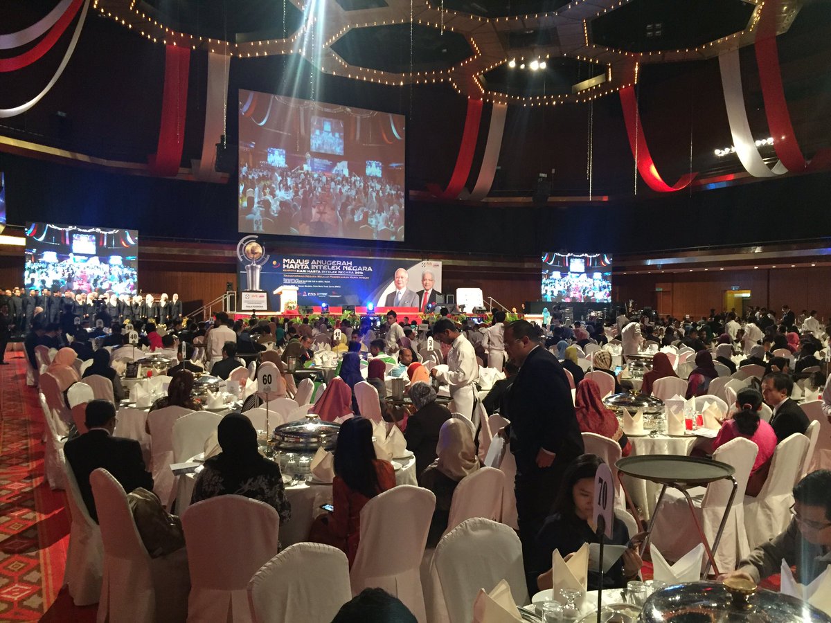 myipo's tweet photo. Langsung dari PWTC: Majlis Anugerah Harta Intelek Negara 2016 #MyIPO #AHIN2016 #bersamaMyIPO https://t.co/D658DretUP
