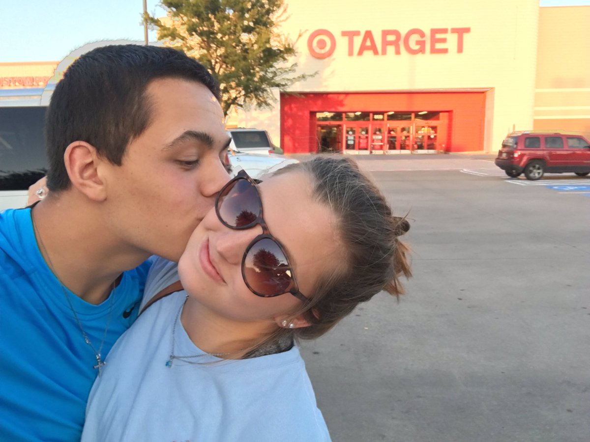 rolomeno12's tweet photo. My girl 
#NationalGirlfriendDay https://t.co/LKLmBYLVkc