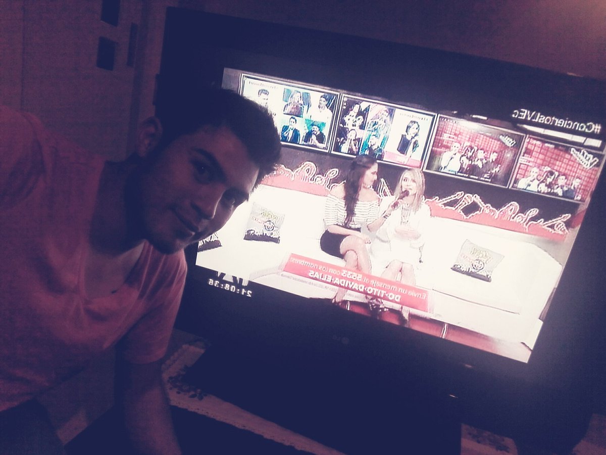 Santiortiz90's tweet photo. viendo a la ganadora de la voz te apoyamos siempre #doblanco #ConciertosLVEc con #andrehurtado https://t.co/e7rs3t5mHV