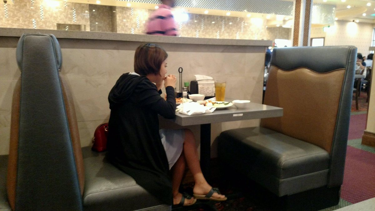 hoityandtoity's tweet photo. Hard to tell but she is eating crab with the shell on.   #strangesightingsatchinesebuffet https://t.co/V3wt5U3UJ0